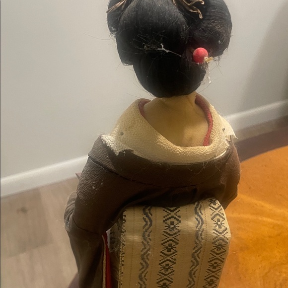 Elegant Japanese Geisha Doll - Picture 5 of 6